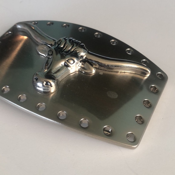 Silver tone mens bull belt buckle - Picture 3 of 5